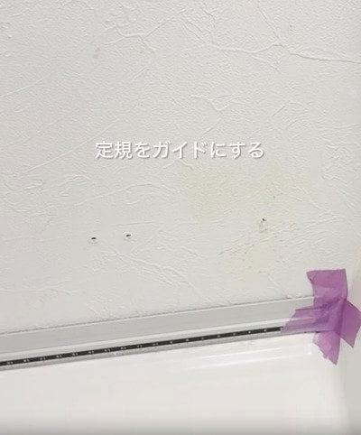 「掃除が楽チン！」洗面所の壁に〈タイル〉を貼って...→衛生的な浮かせる〈歯ブラシ収納〉をDIY！