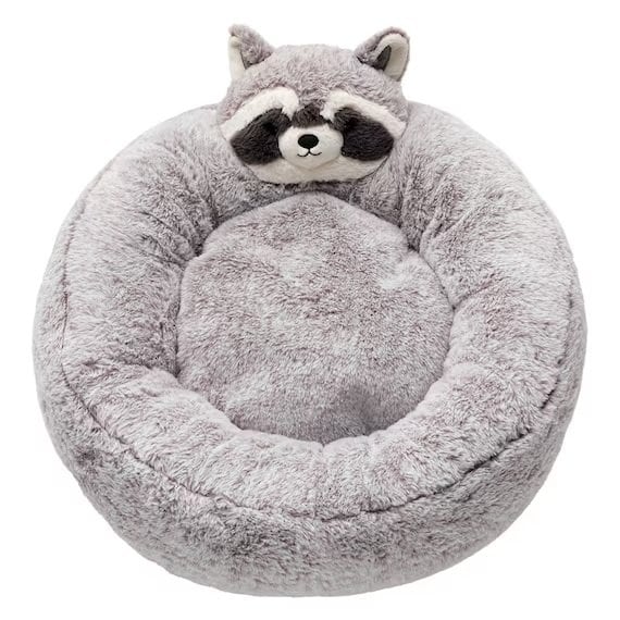 くるんと丸くなって眠るのにぴったりなペットベッド
