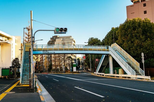大阪府堺市の歩道橋に残された謎の標語　想像力を掻き立てる「空白部分」に大喜利する人が続出！