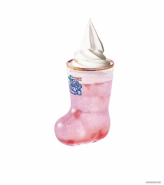 ピンク色の桜の花びらが見た目にもかわいい、桜味のクリームソーダ