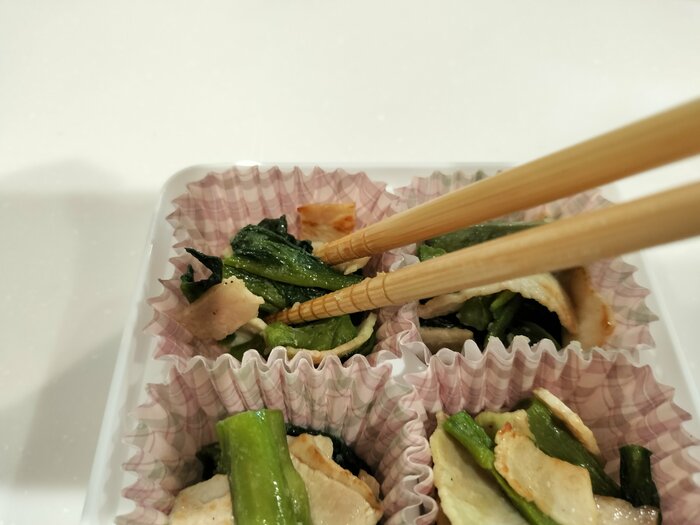 カップにおかずを分けていきます