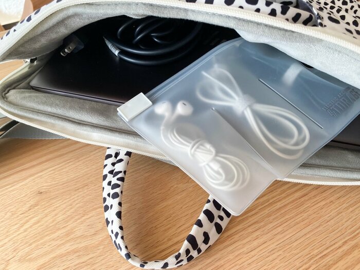 ケーブルを3本入れても薄く収まる