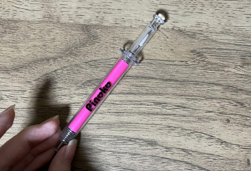 筆者撮影（ダイソー、注射器型ボールペン 2本入り）