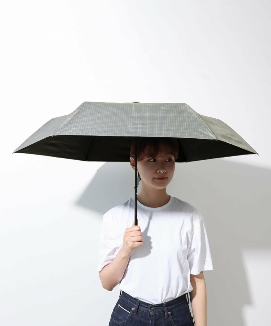 服装に合わせやすい上品な細チェック柄を採用しています