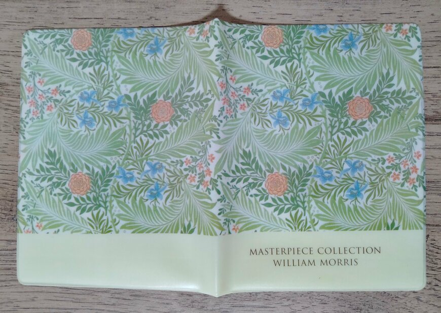 筆者撮影（セリア、カードケース ウィリアム・モリス）