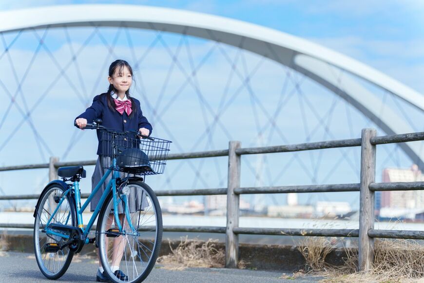 「友達と並んで走るだけでアウト！」意外と知らない自転車の「並進」 4月から変わった取り締まりの目