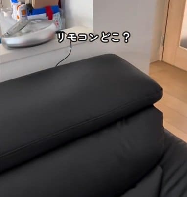 【100均DIY】「真似します」セリアの〈アイアンウォールバー〉→テーブル下に「引き出し」が爆誕！リモコン迷子問題をスッキリ解決