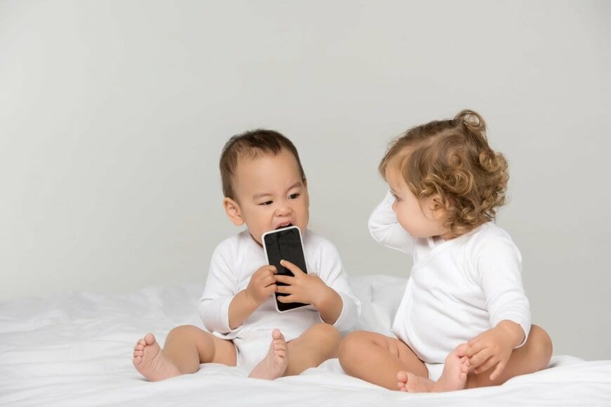 生後10ヶ月の「三つ子の自撮り」に思わず二度見　「幸せしか詰まってない」