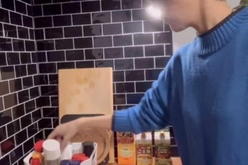 【めちゃくちゃすごい】調味料収納の「生活感」が気になる…　スタイリッシュでおしゃれな「調味料ラック」をDIYで解決