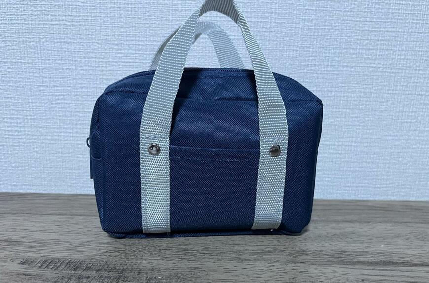 筆者撮影（キャンドゥ、CA ミニスクールバッグキーホルダー NV）