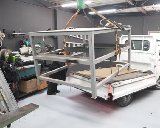 「マジですごい」空き家の残置物〈鉄の作業台〉→可動式の〈高見えワークテーブル〉に大変身！思わず見惚れるリメイク術