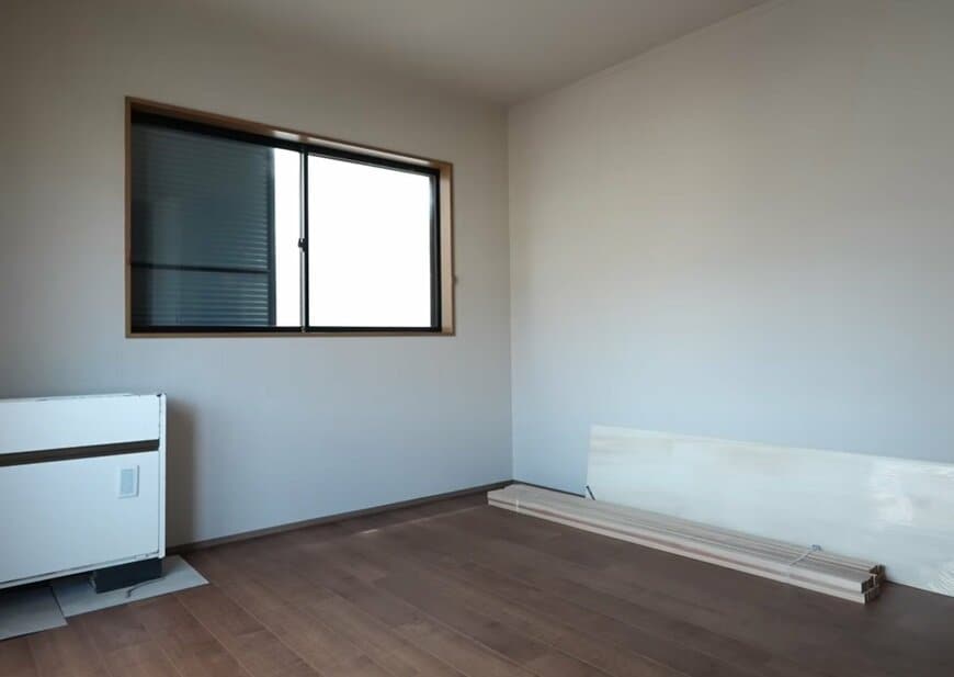 【築20年超中古戸建DIY】寝室を紙布の壁紙で高級感あふれる空間に大変身！「リゾートホテルみたい」と話題