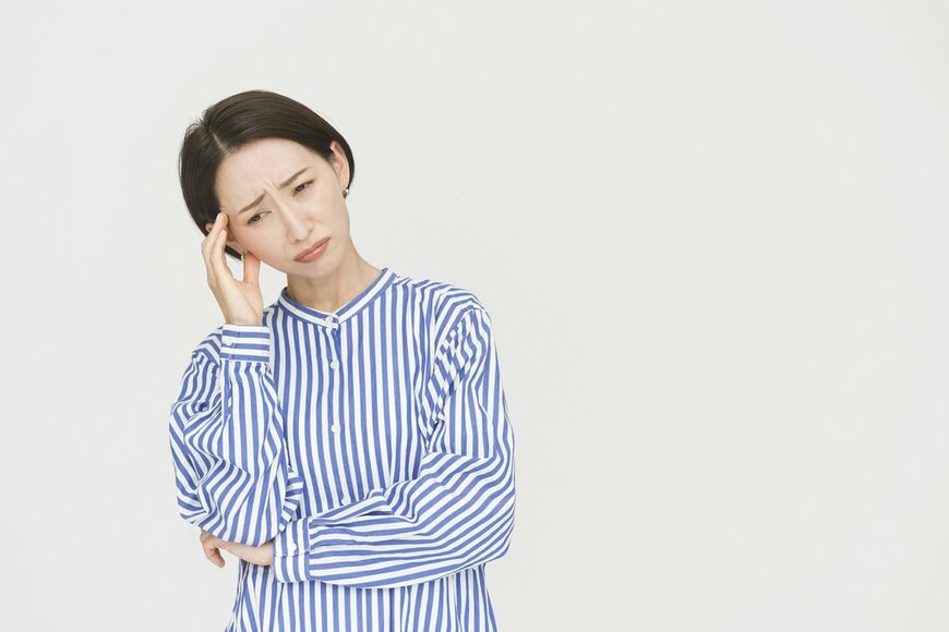 悩んでいる女性の写真