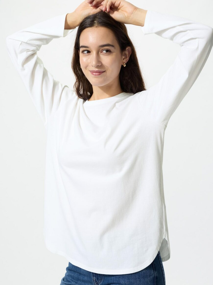 ホワイトのラウンドヘムTを着た女性