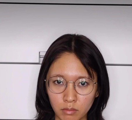 メガネ姿の変身前の様子