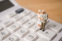 「みんなの年金」平均は月額いくら？65歳以上・無職世帯の生活費と、年金だけで生活する人の割合を一覧で確認