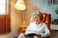 【厚生年金】平均月額は60歳「9万9664円」、70歳「15万455円」60歳代から90歳以上までの年齢別一覧「世代ごとの差」はある？
