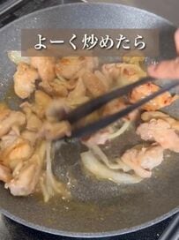 管理栄養士の母が作る「鶏肉の醤油麹炒め弁当」 副菜も手際よく作る様子に注目