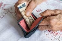 【年金受給者】所得が「年金100％の世帯」は約4割。60～64歳、65～69歳の就業率と「仕事による収入」の平均はいくらか