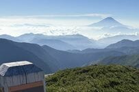 早朝の南アルプスで撮影した「岩の上の雷鳥」　富士山と南アルプスの青い山並みとの融合に感動
