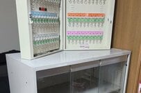 約1500円の業務用キーボックスが、ストラップを並べるとグッズスペースに変身。1611万表示の投稿に「コレクションボックスにすると楽しそう」の声