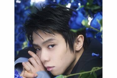 羽生結弦さん青バラに囲まれて30歳の大人の色気…6年前と同じ 羽生結弦さん青バラに囲まれて30歳の大人の色気…6年前と同じ