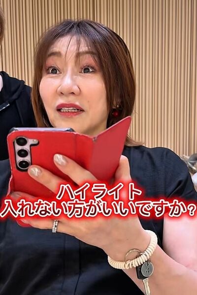 ハイライトは入れない方がいい？と相談する女性