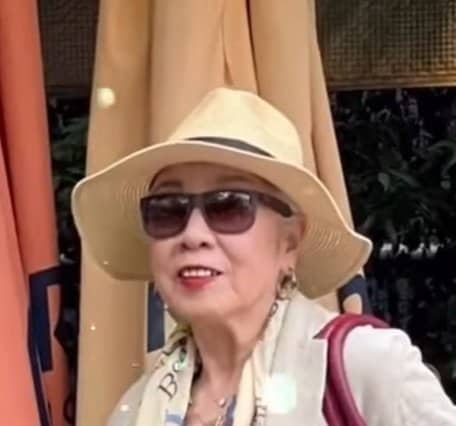 【72歳マダム】個性派『ハーフパンツコーデ』が素敵！斬新な着こなしが勉強になる「最高にカッコイイ」「憧れる」の声