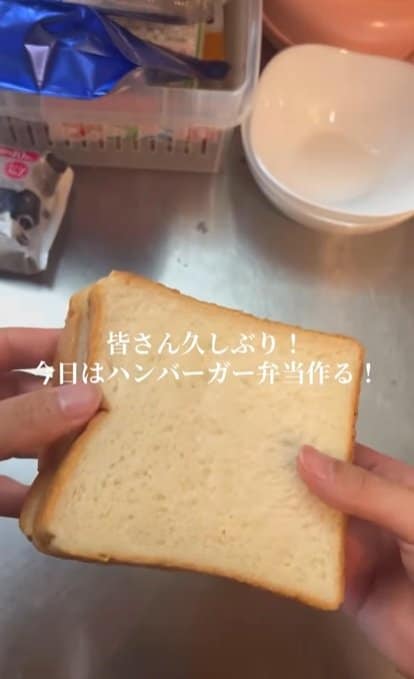 【高校生弁当】食パンでバンズを手作り！アイディアがすごい「ハンバーガー弁当」が話題
