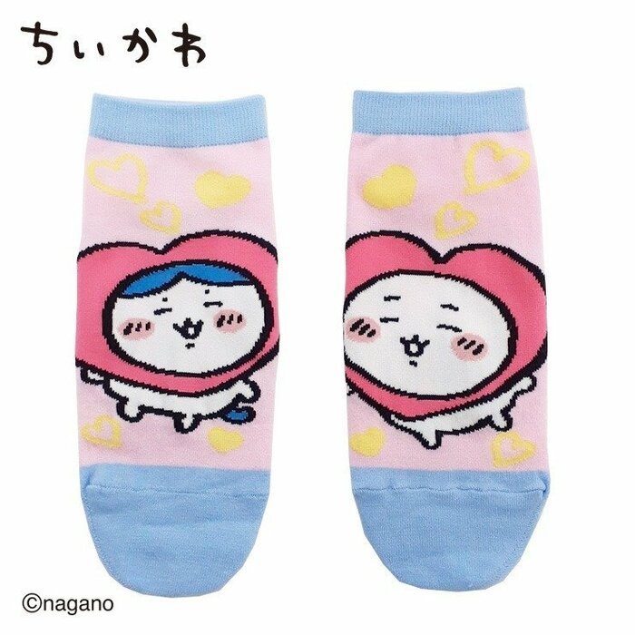 ハートの被り物を被ったハチワレとちいかわが微笑みあっています