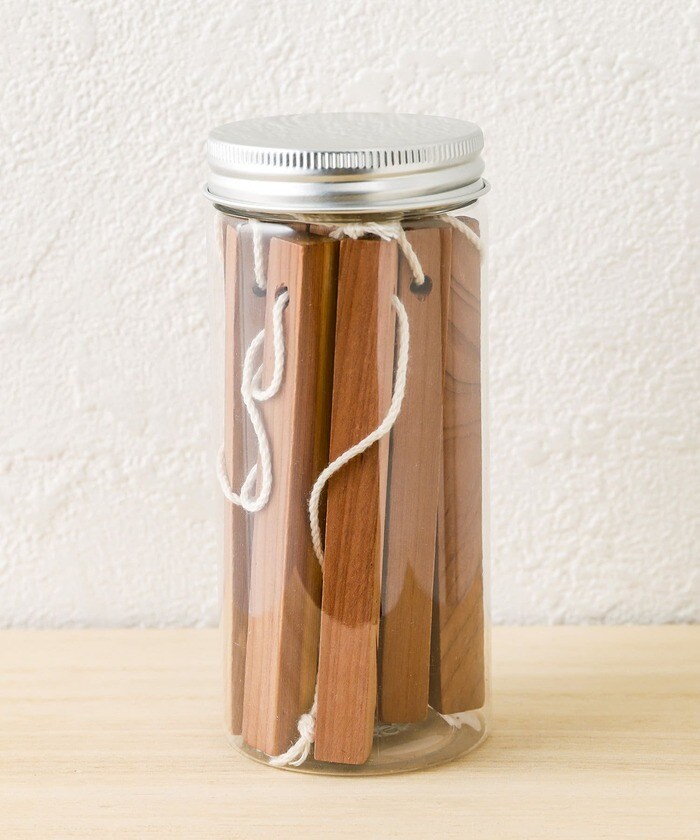 別売りのガラス小物入れに入れて飾るとお洒落