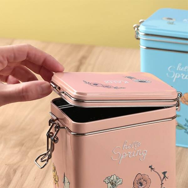 フラワーデザインとパステルカラーが春を思わせるエンボス加工のキャニスター缶