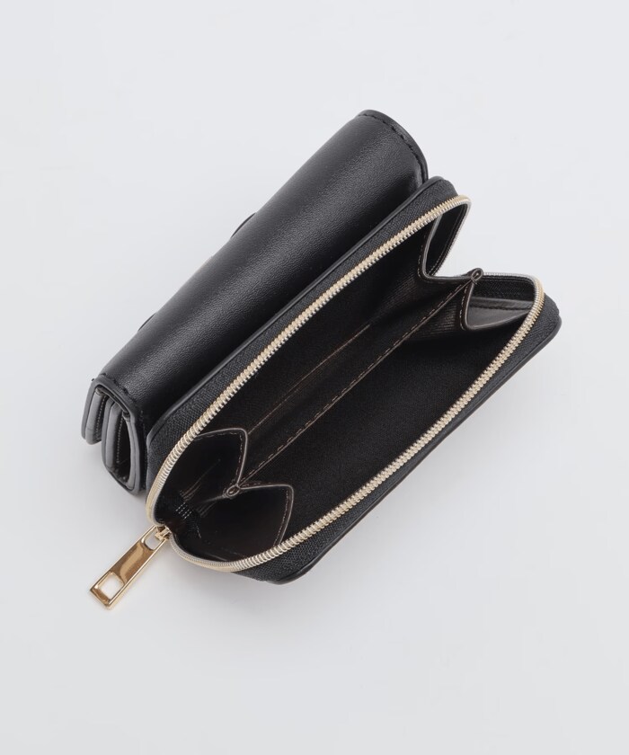 上品な雰囲気を演出するフェイクレザー素材を使用