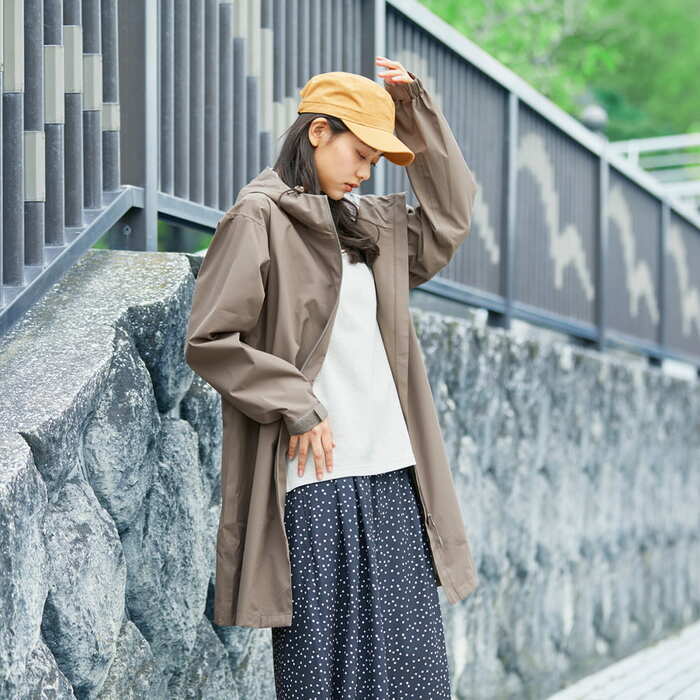 耐久撥水機能としなやかなストレッチ性を併せもつ、雨の日にぴったりのおしゃれなレインコート