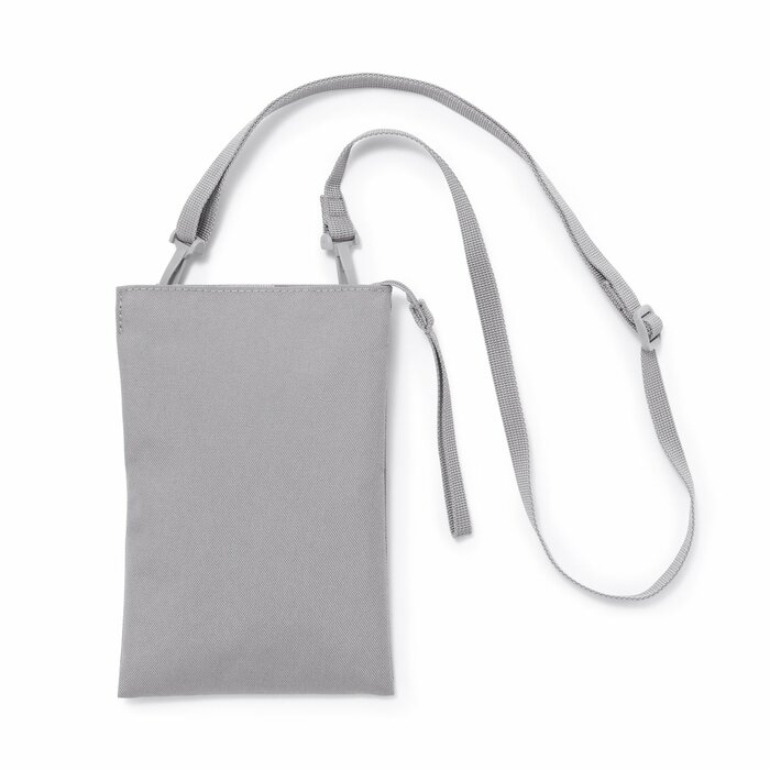 縦20.5cm×横13.5cmとスマートフォンや貴重品を収納するのに最適