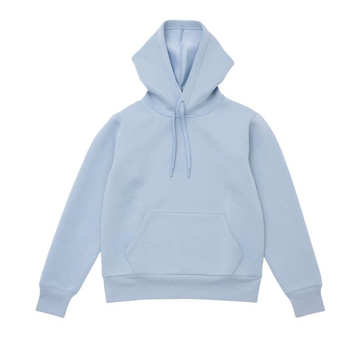 シワになりにくく、ストレッチ性のある素材で車中泊にぴったりのパーカー