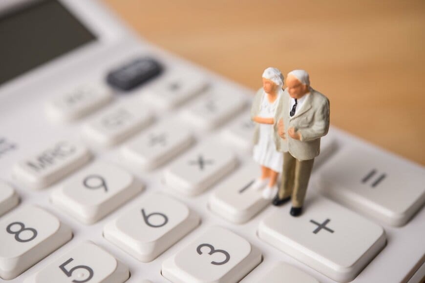 「みんなの年金」平均は月額いくら？65歳以上・無職世帯の生活費と、年金だけで生活する人の割合を一覧で確認