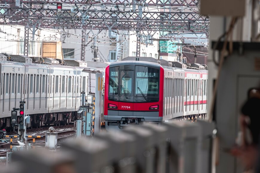 電車広告のプログラミングコードに違和感　予想外の内容に「やられた！」「センスある」の声が続出