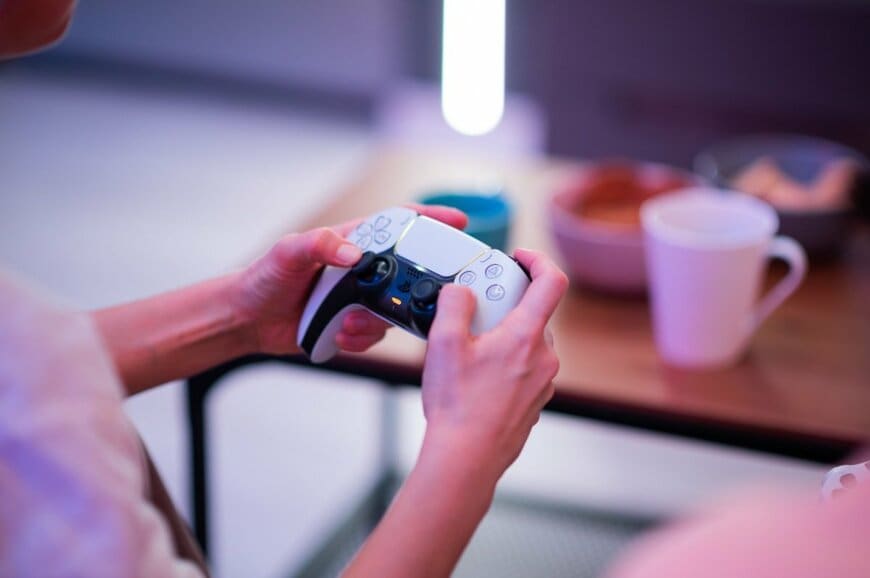 【動画あり】「充電フックは神機能！」新型PS5より気になる？ユニーク機能搭載の純正ゲーミングモニター「大事なところが未発表」