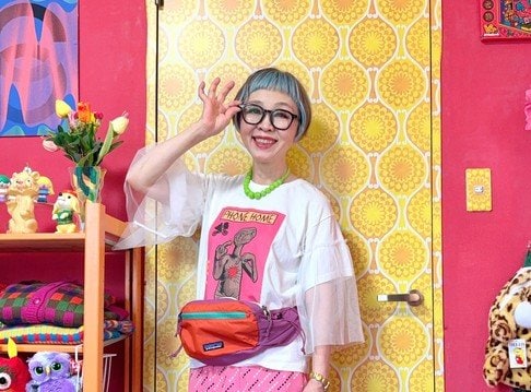 【63歳マダム】UNIQLOの1290円「ピンクフレアロングスカート」でおしゃれな派手コーデ！