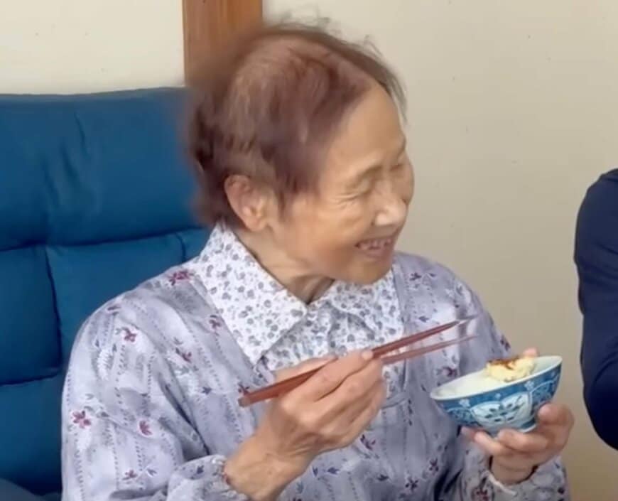【94歳】長寿おばあちゃんが“ひ孫と昼食を楽しむ姿”に反響「心が癒されました」「いつまでも見ていたい光景」