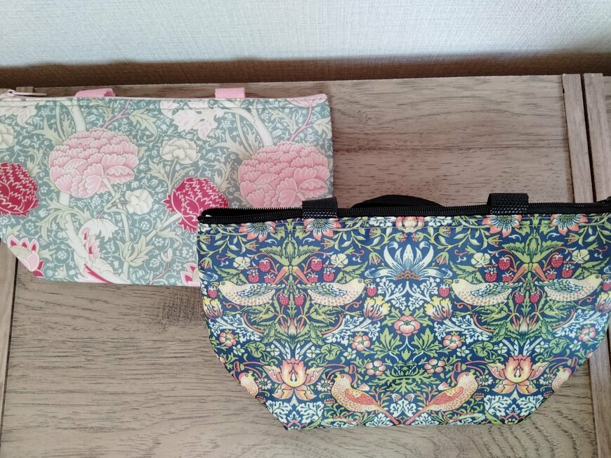 筆者撮影（セリア、保温冷舟形ランチトートバッグ ウィリアムモリス柄）