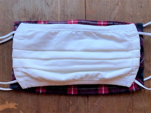 無印良品（上）『繰り返し　使える　2枚組・三層マスク』と（下）『繰り返し　使える　2枚組・マスク（フランネル）』のサイズ比較（筆者撮影）