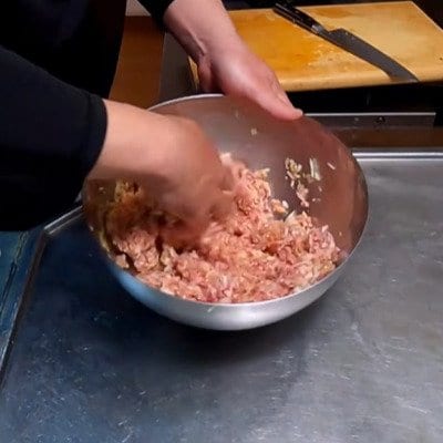 まん丸で大きなボール状のメンチカツが可愛くて存在感抜群！父が高校生の息子に作る【メンチカツ弁当】が美味しそう！
