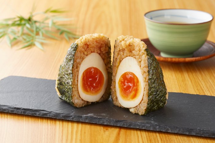 出所：ミニストップ「店内で炊いたご飯でつくる 「手づくりおにぎり 煮たまご」 まるまる１個入り 5月31日（金）発売」