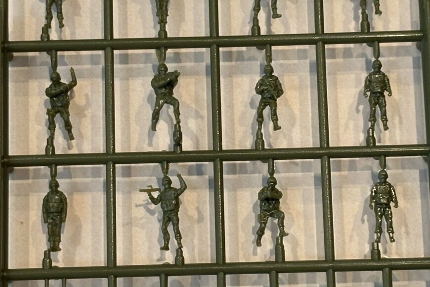 100均で購入した軍人フィギュアを塗装で「転職」　違和感ゼロの「転職先」に笑ってしまう