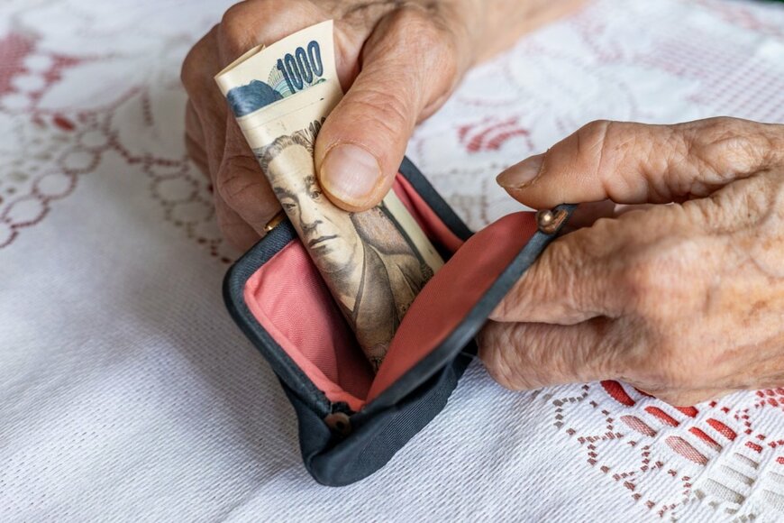 【年金受給者】所得が「年金100％の世帯」は約4割。60～64歳、65～69歳の就業率と「仕事による収入」の平均はいくらか