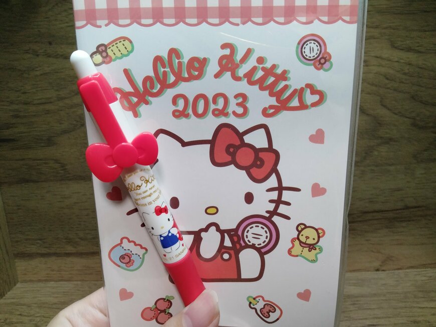 筆者撮影（セリア、ハローキティ 2023年 A6手帳・セリア、ボールペンK/Tハピネス）