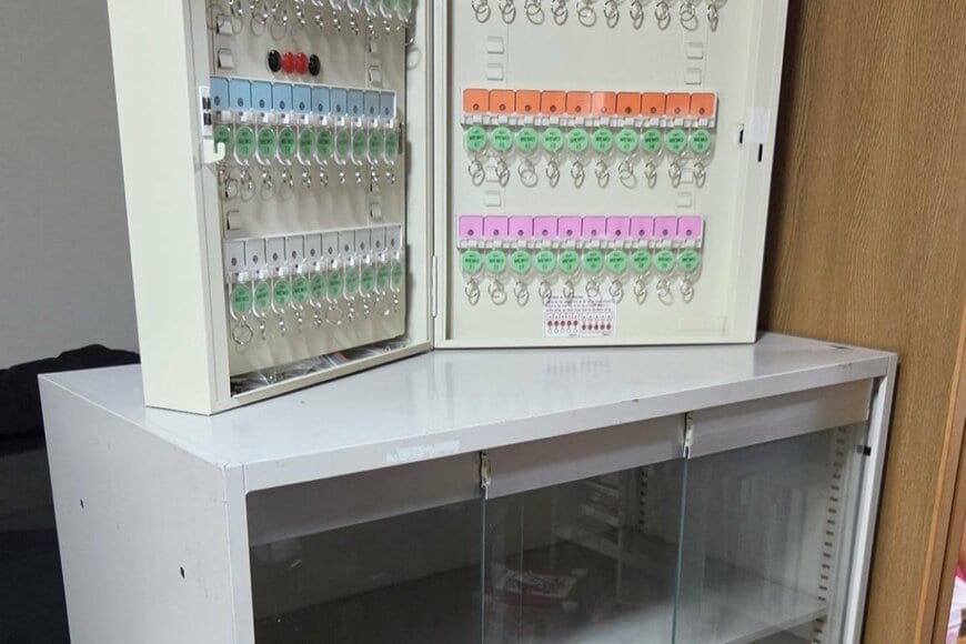 約1500円の業務用キーボックスが、ストラップを並べるとグッズスペースに変身。1611万表示の投稿に「コレクションボックスにすると楽しそう」の声