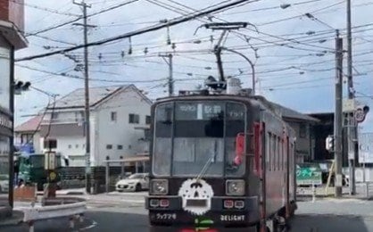 急カーブを描く路面電車